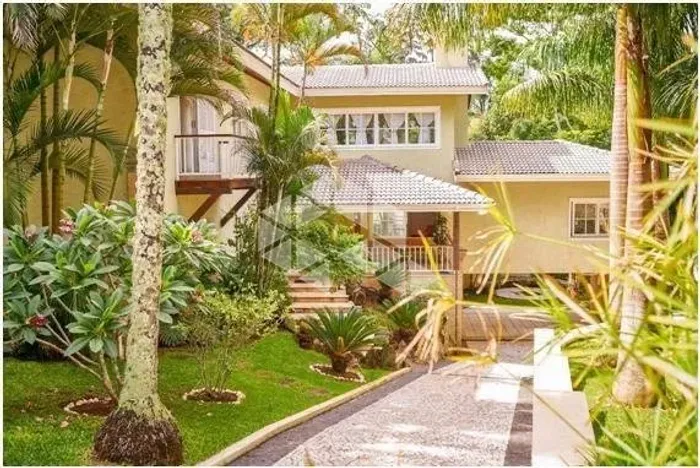 Casa de campo em condomínio com segurança 24h, com 650 metros quadrados, composta de quatr