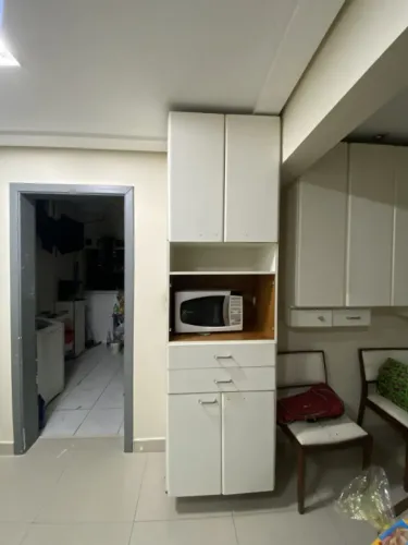 Armário de cozinha alto com nicho para micro-ondas