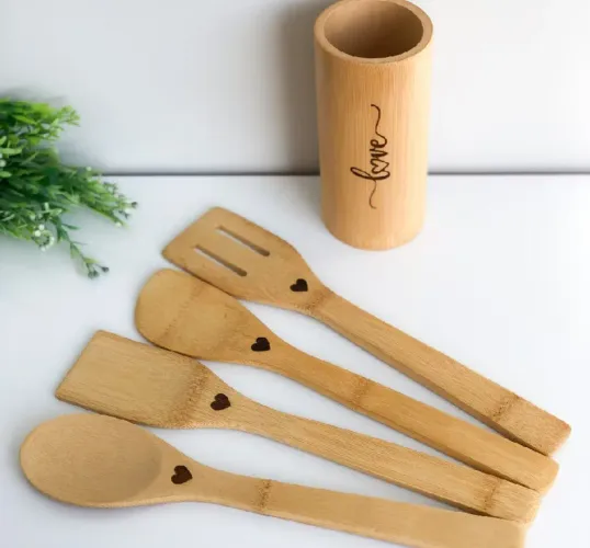 Kit colheres de bambú personalizadas.