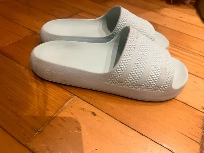 CHINELO DA ADIDAS ARTISTICO