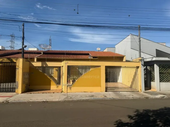 Casa à venda com 3 dormitórios, na Zona Leste de Londrina, próximo ao Shopping Boulevard
