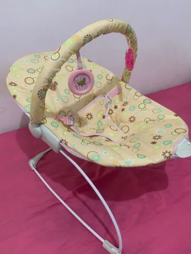 Cadeirinha de descanso para bebê que vibra