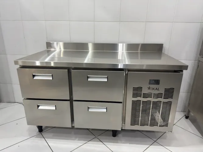Refrigerador horizontal com gavetas