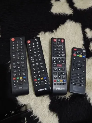 Controles remotos universais e de aparelho de desbloqueio de canal