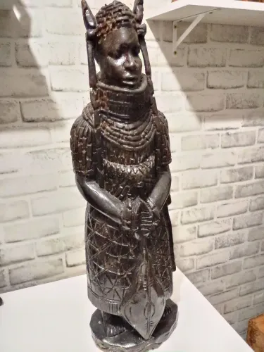 ESCULTURA AFRICANA EM MADEIRA REPRESENTANDO ANCESTRAL AFRICANOI 