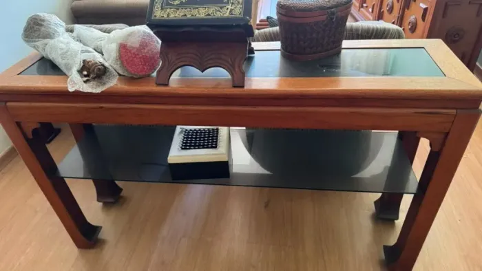 Mesa Aparador de Madeira com Tampo de Vidro - R$ 500