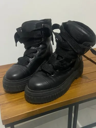 Coturno Schutz Couro Preto Tratorado Cadarço Largo - Tam 35
