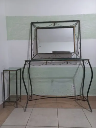 Aparador ,Espelho com Moldura mesinha .