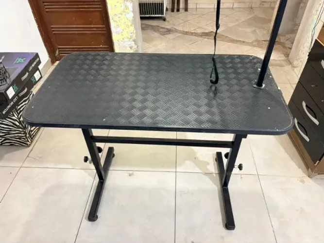 MESA PARA BANHO E TOSA COM REGULAGEM DE ALTURA 