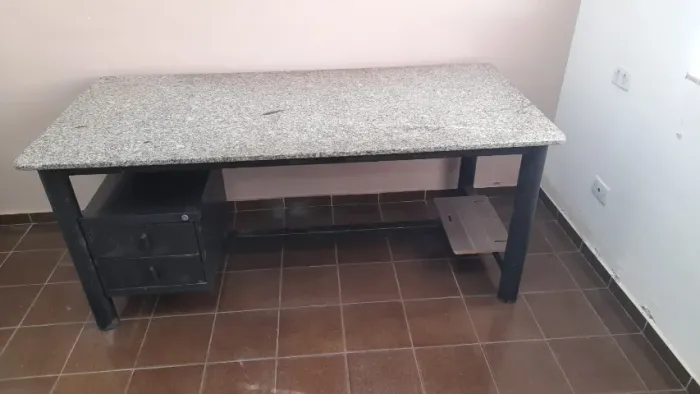 Mesa escritório 02 gavetas e tampo de granito medindo 1,70m x 0,80m