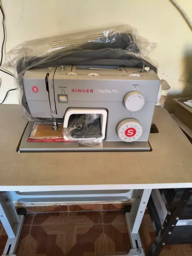 Máquina costura Singer facilita pro 4423 + mesa nova