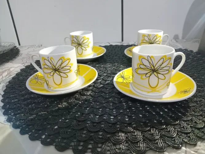 Conjunto com 4 Xícara de café 50 ml branca e amarela