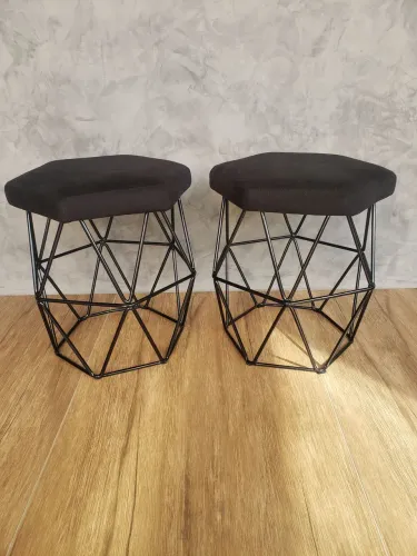 Puff decorativo aramado preto.
