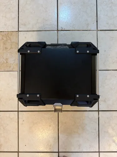 Bau para moto com suporte universal