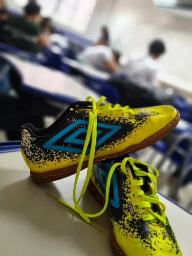 par de chuteiras de futsal Umbro Cosmic em amarelo PROFISSIONAL.