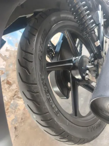 Pneu da moto com um mini prego só precisa de reparo com macarrão