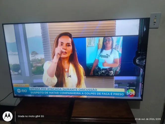 Vendo tv tcl 55 polegadas com tela trincada porém funcionando perfeitamente