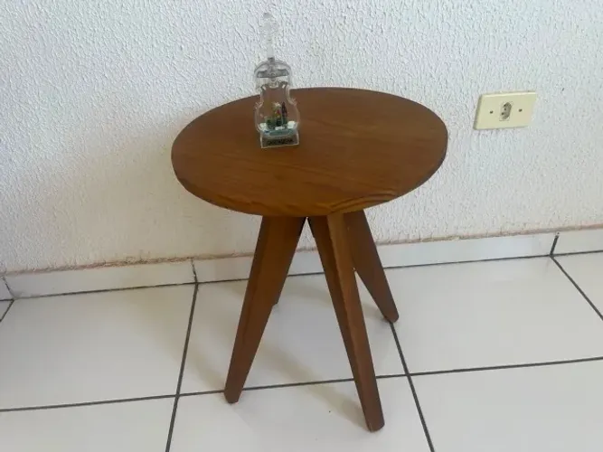 Mesa de cabeceira redonda com pés em madeira