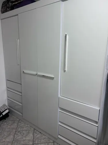 Guarda roupa semi novo