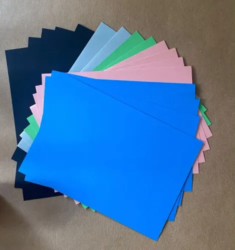 Papel Color Plus tamanho A4 180g (41 unidades sortidas + 53 vermelhas)