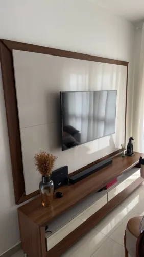 Rack com painel de televisão