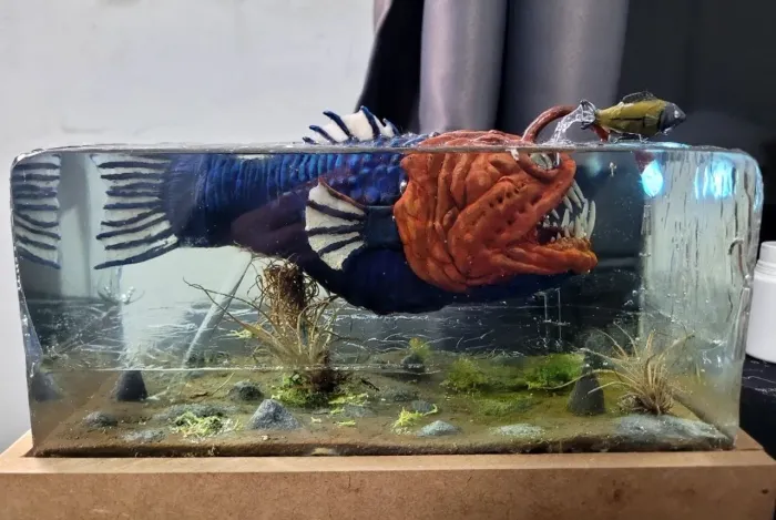 Diorama Exclusivo em Resina Epóxi - O Peixe-Pescador Abissal (Peça Única)