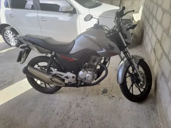 Vendo moto zerada apenas 20.000 km sem detalhes único dono chama no watts *