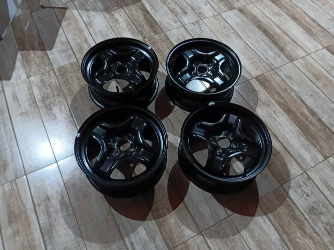 Rodas  originais  aro 15  0 km acompanha calotas esportivas 