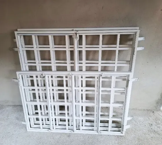 3 janelas brancas com grade de aço galvanizado - NOVAS