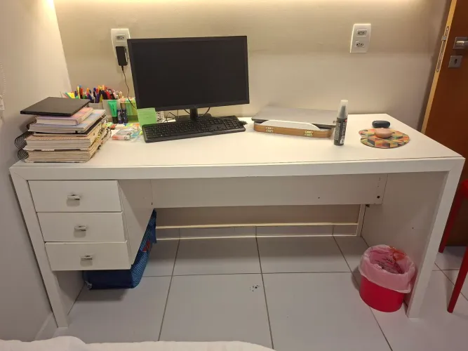 Mesa para estudos com 3 gavetas.