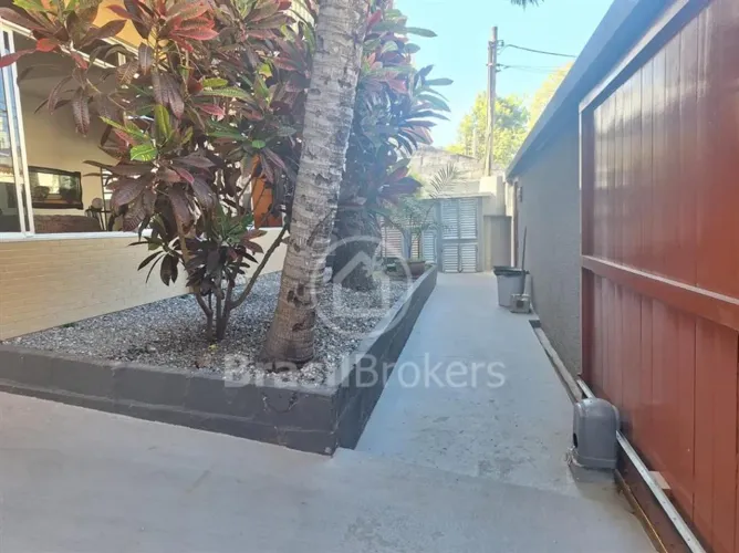Casa em condomínio fechado com guarita 24 horas