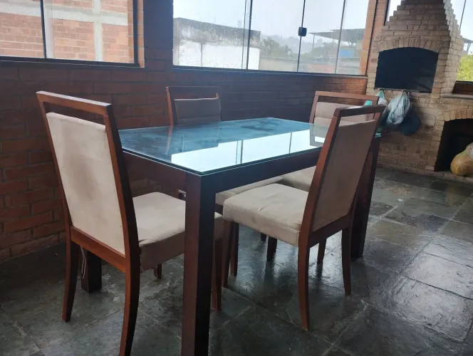 Mesa retangular com 4 cadeiras.