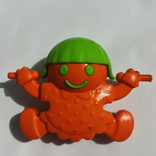 Boneco laranja com o cabelo verde 
