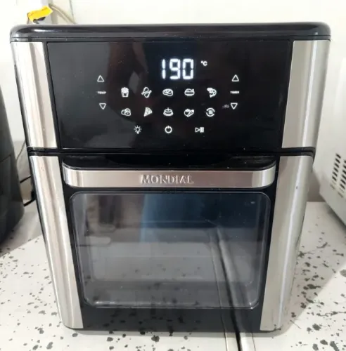 Air Fryer Forno Mondial Air Fryer Oven AFON-12L-BI) entregando capacidade de 12 litros e p