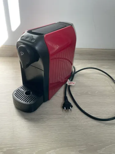 Cafeteira 3 Corações Passione Vermelha + Torre para Cápsulas
