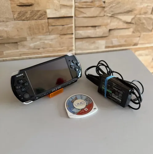 PSP 3000 + Jogo + Carregador ( Bateria Off ) faço envio