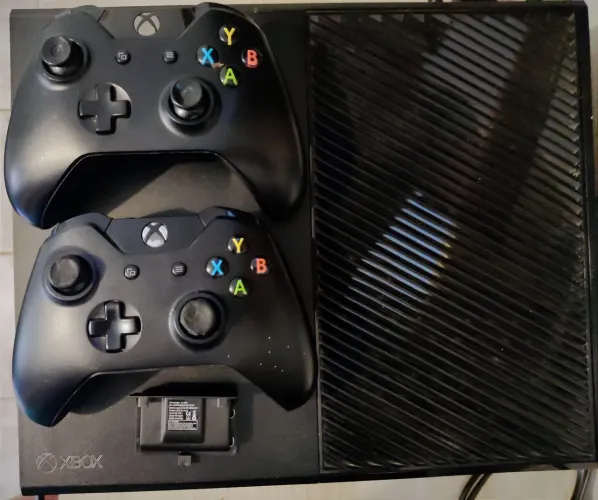 Xbox One Fat 500GB excelente + 2 controles + bateria + fonte seminovo
