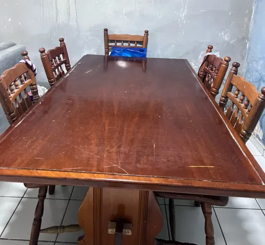 Mesa com 6 cadeiras de madeira