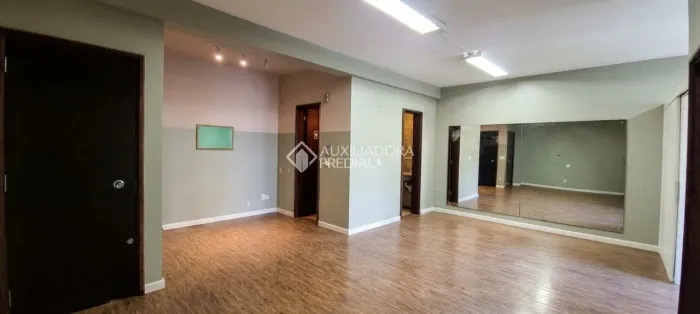 Amplo conjunto comercial no Petrópolis com box escriturado