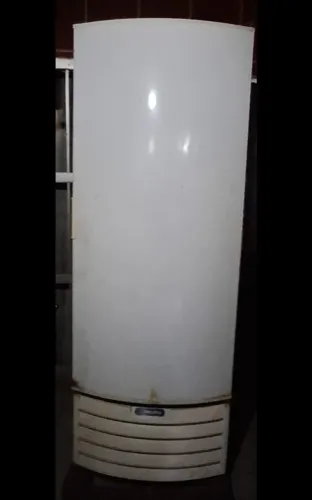 Freezer vertical usado Metalfrio com pontos de ferrugem 