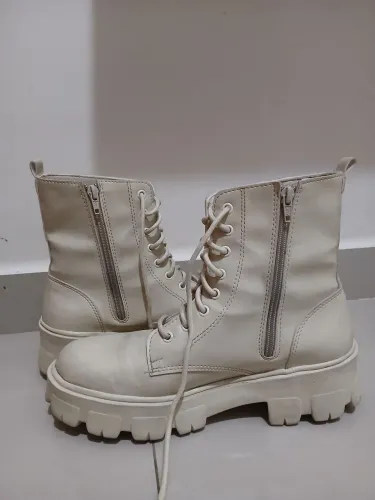 Coturno Tratorado Off-White com Zíper Lateral