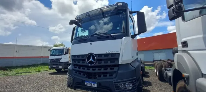 Caminhão Plat Mercedes Arocs 3351