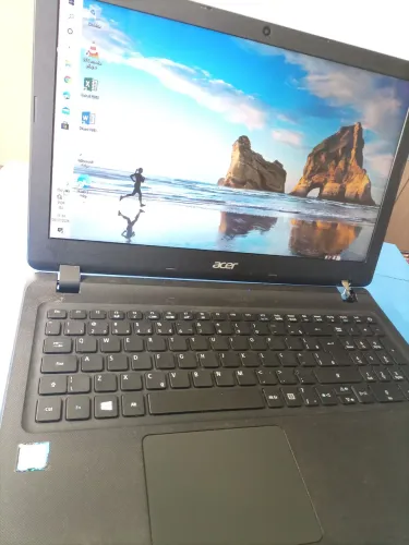 Notebook Acer ES1- 572 , tela 15.6", i3 6a Ger, memoria 4gb ddr4 .