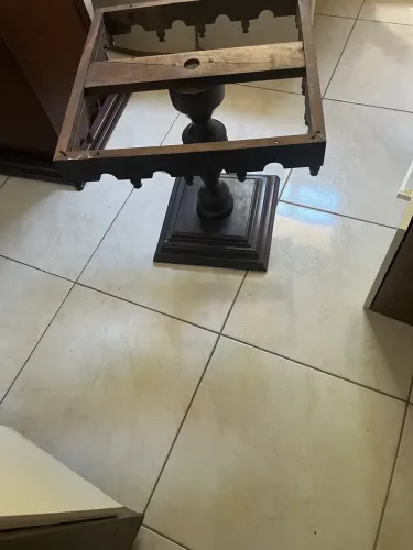 Vendo uma base de centro de sala falta só dá um verniz e colocar um vidro 200 reais