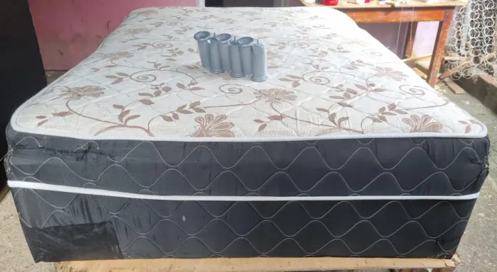 Vendo cama box casal padrão de espuma D45 usada mas bem conservada higienizada entrego 