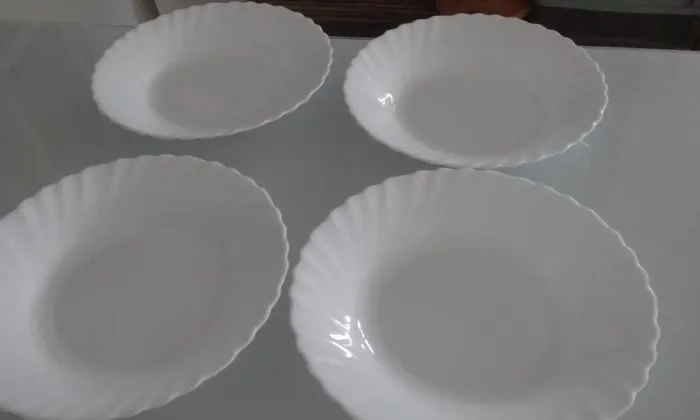 Pratos de Refeição Brancos