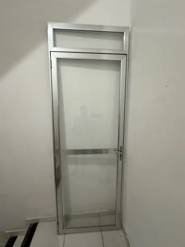 Porta de alumínio com vidro 