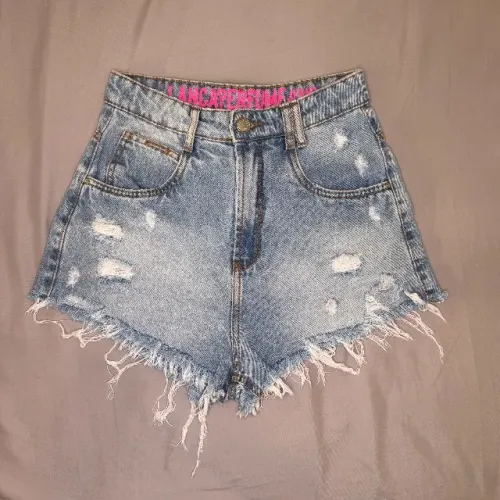 Short jeans lança perfume 