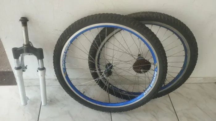 Vende se Par de aero com rolamento duas camadiar 2 pneu novo e uma suspensão