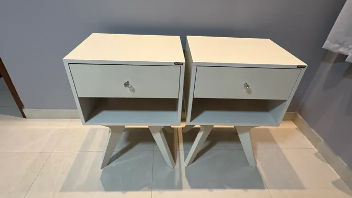 Vendo 2 mesinhas de cabeceira
